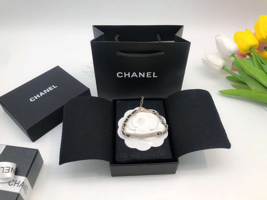 Chanel C-Shaped Bracelet Gold For Women - Image 4