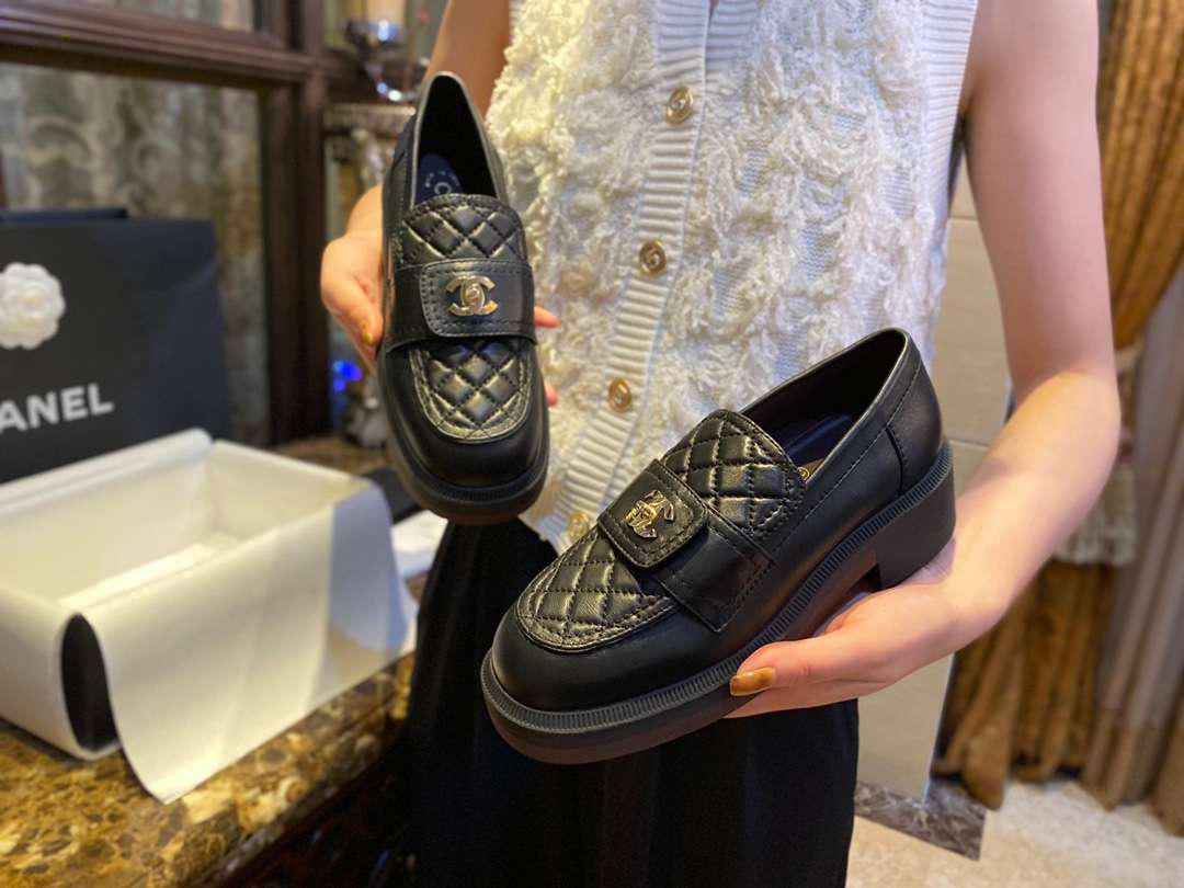 Chanel CC Turn-ock On Trap Heel Loafer Black For Women - Image 7