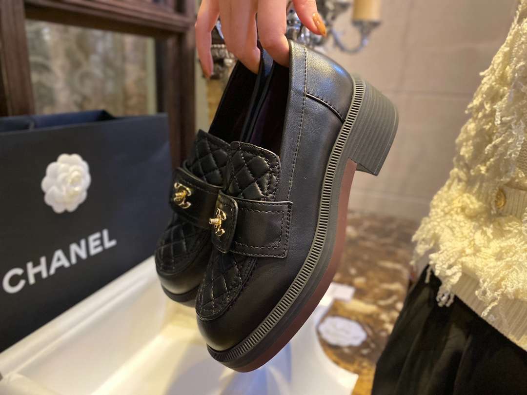 Chanel CC Turn-ock On Trap Heel Loafer Black For Women - Image 6