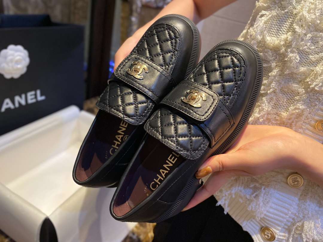 Chanel CC Turn-ock On Trap Heel Loafer Black For Women - Image 5