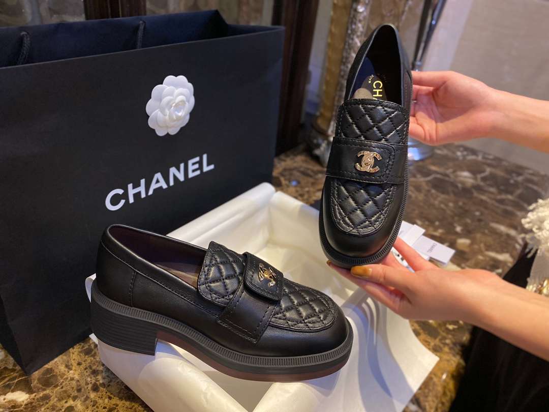 Chanel CC Turn-ock On Trap Heel Loafer Black For Women - Image 4