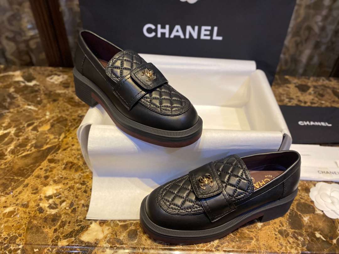 Chanel CC Turn-ock On Trap Heel Loafer Black For Women - Image 2