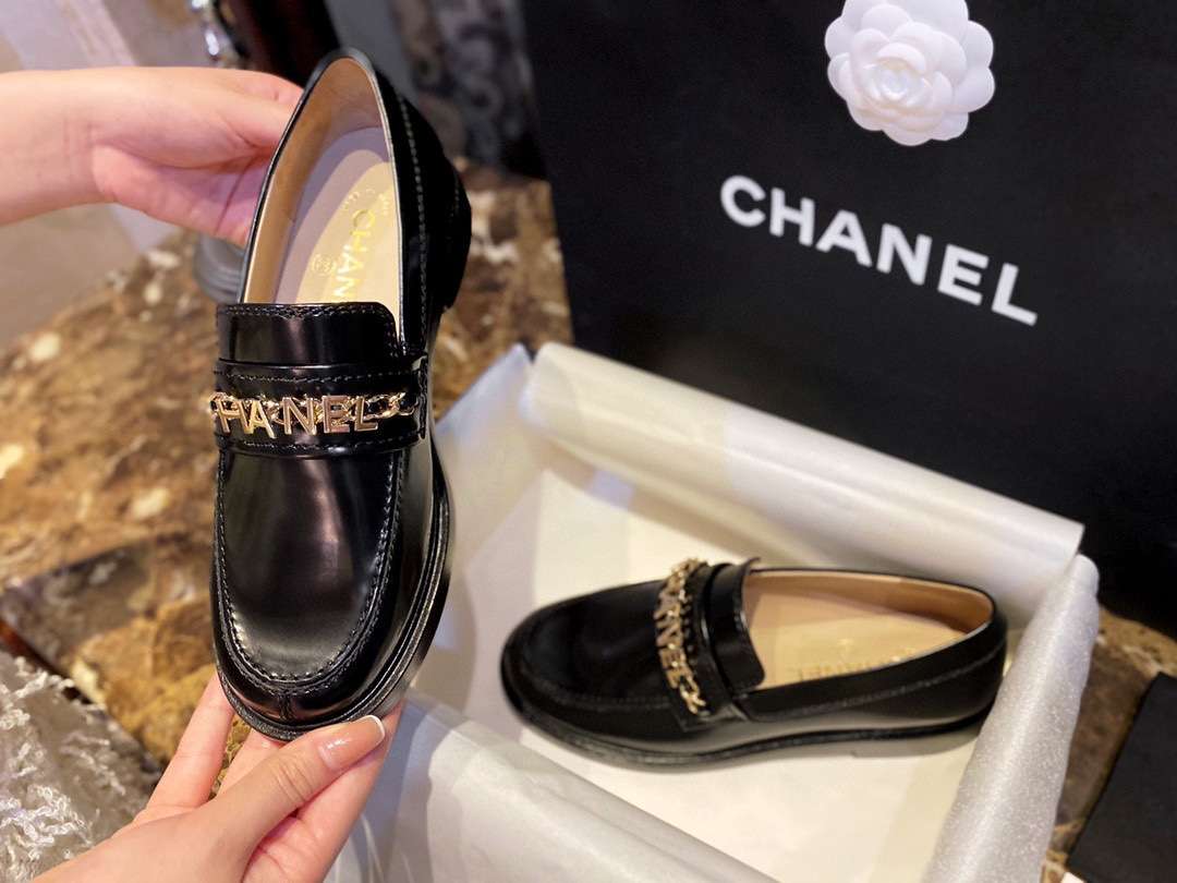 Chanel Logo Shiny Loafers Black For Women - Image 4