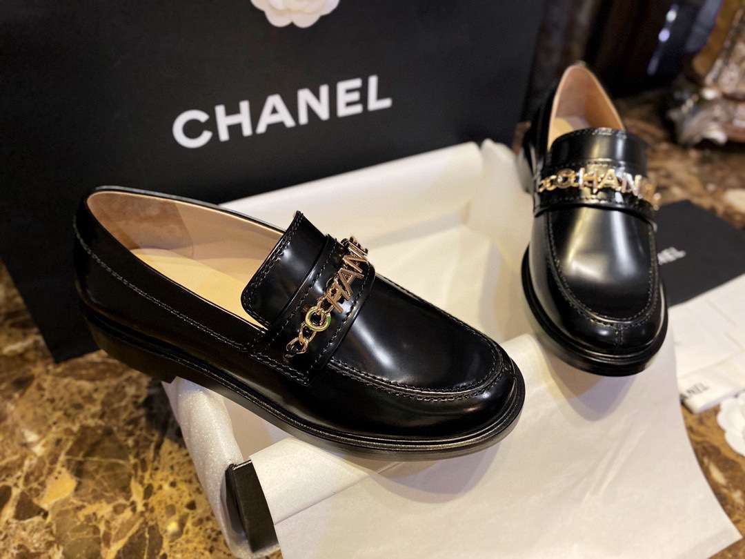 Chanel Logo Shiny Loafers Black For Women - Image 2