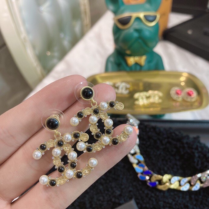 Chanel Combinating White And Black Pearl Earrings Gold Tone For Women - Image 8