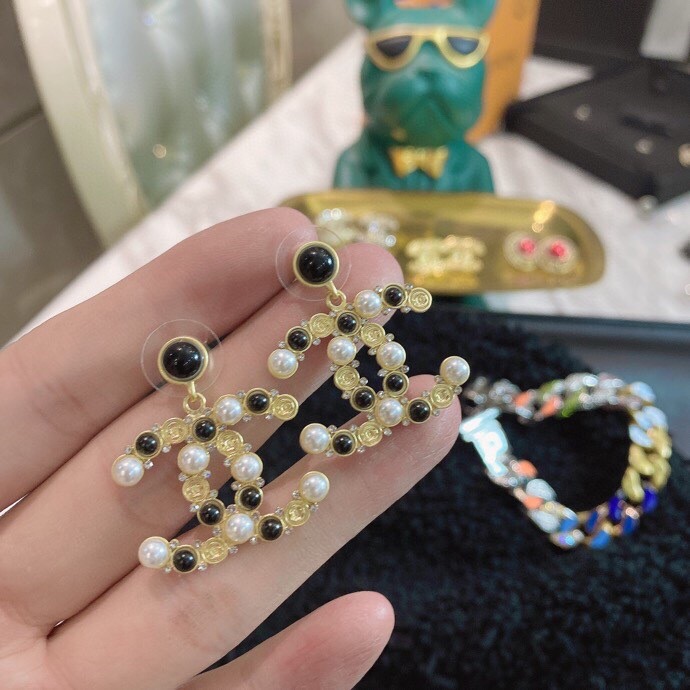 Chanel Combinating White And Black Pearl Earrings Gold Tone For Women - Image 7