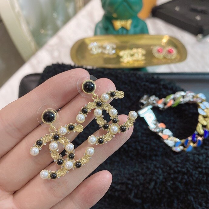 Chanel Combinating White And Black Pearl Earrings Gold Tone For Women - Image 3