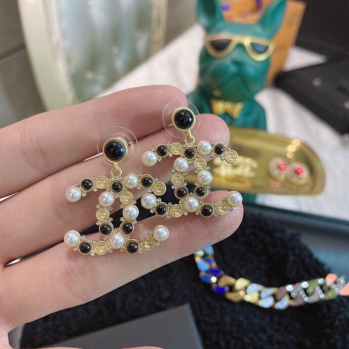 Chanel Combinating White And Black Pearl Earrings Gold Tone For Women - Image 2