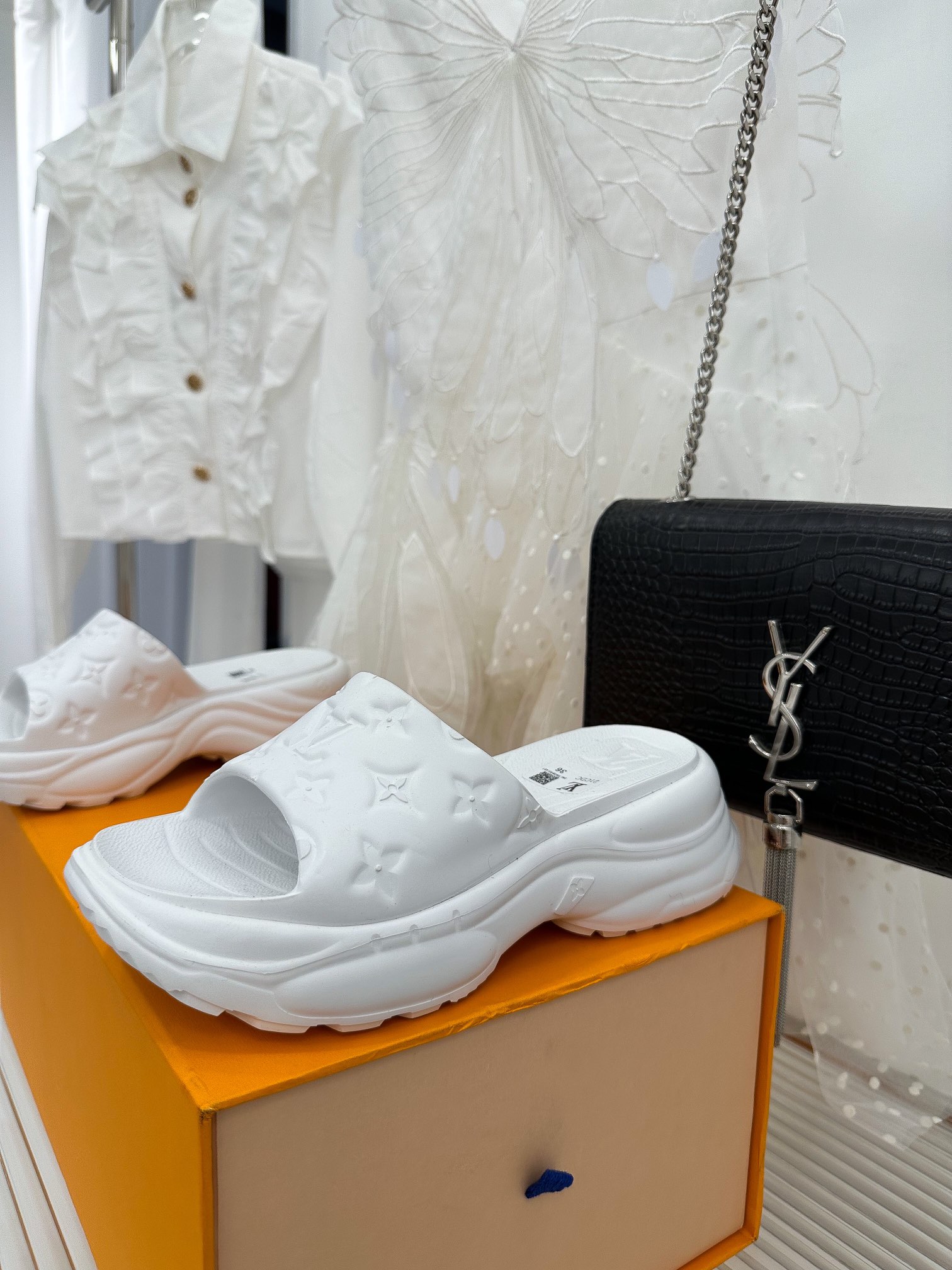 Louis Vuitton Pool 55 Flat Comfort Mule White For Women 1AB3FQ - Image 2