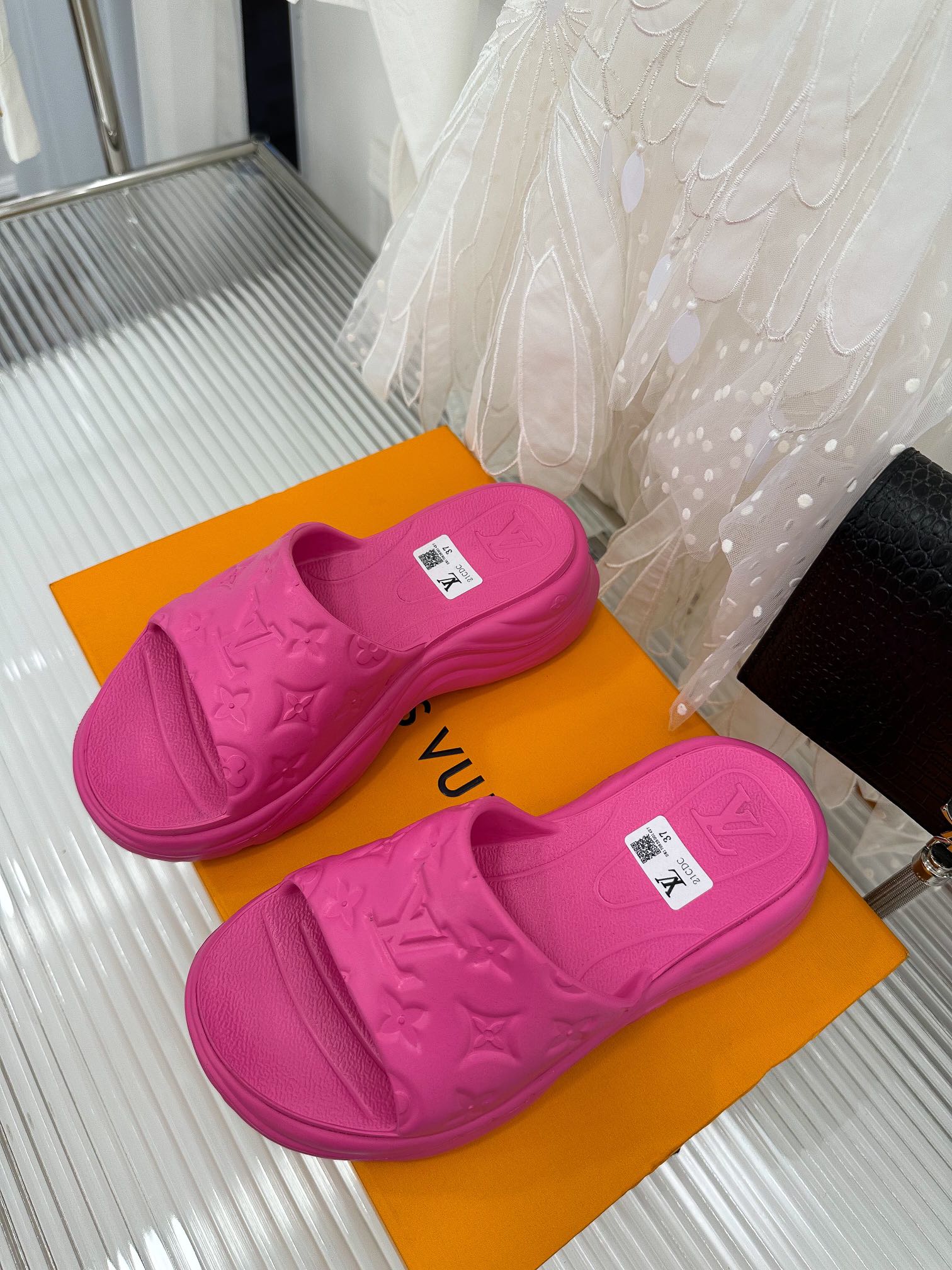 Louis Vuitton Pool 55 Flat Comfort Mule Pink For Women 1AB3DU - Image 2