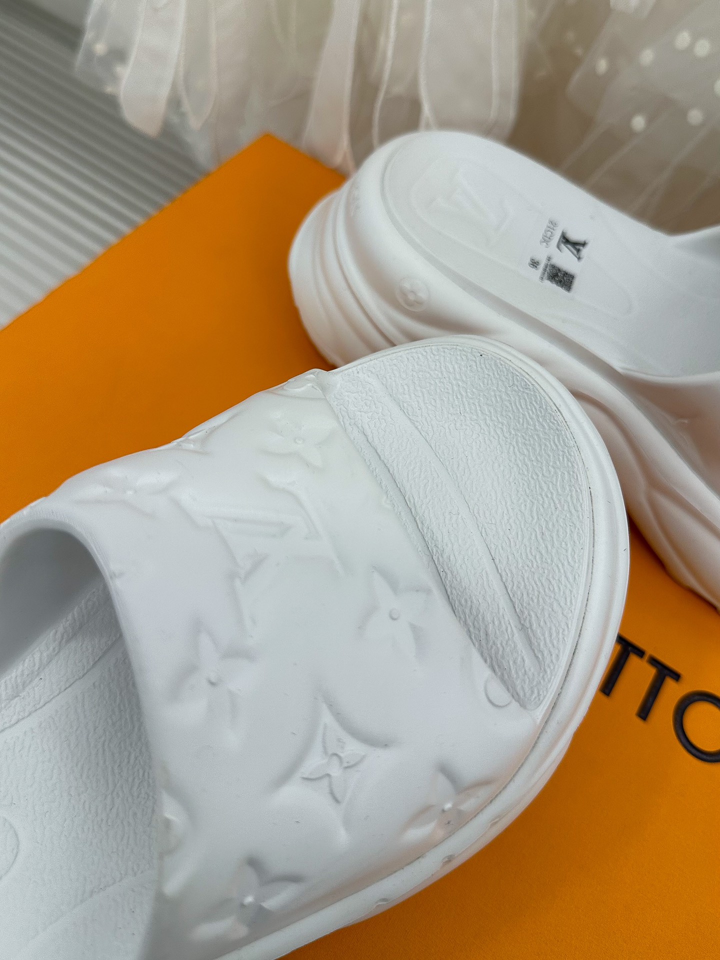 Louis Vuitton Pool 55 Flat Comfort Mule White For Women 1AB3FQ - Image 6