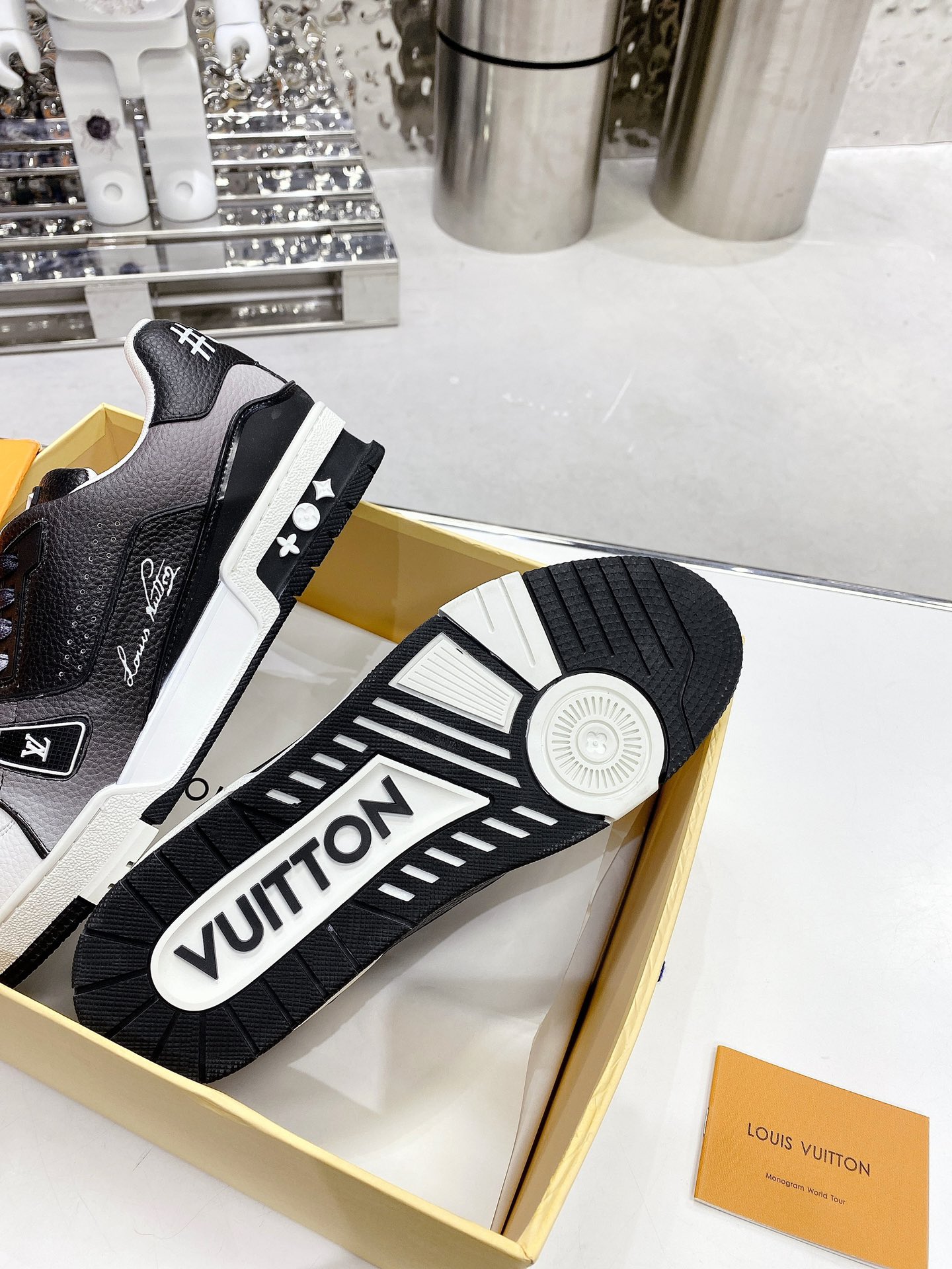 Louis Vuitton Women’s LV Trainers Black For Women LV - Image 2